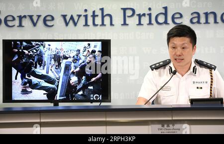 191028 -- HONG KONG, 28 ottobre 2019 -- TSE Chun-chung, sovrintendente capo della Police Public Relations Branch, mostra un'immagine di prove di atti violenti da parte di rivoltosi durante una conferenza stampa nel sud della Cina a Hong Kong, 28 ottobre 2019. La polizia di Hong Kong ha arrestato 206 persone coinvolte in incidenti violenti nell'ultima settimana, ha detto la polizia qui lunedì. CINA-HONG KONG-POLIZIA-CONFERENZA STAMPA CN LUXHANXIN PUBLICATIONXNOTXINXCHN Foto Stock