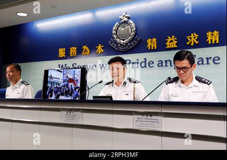 191028 -- HONG KONG, 28 ottobre 2019 -- TSE Chun-chung C, sovrintendente capo della Police Public Relations Branch, parla a una conferenza stampa nel sud della Cina a Hong Kong, 28 ottobre 2019. La polizia di Hong Kong ha arrestato 206 persone coinvolte in incidenti violenti nell'ultima settimana, ha detto la polizia qui lunedì. CINA-HONG KONG-POLIZIA-CONFERENZA STAMPA CN LIXZHEN PUBLICATIONXNOTXINXCHN Foto Stock