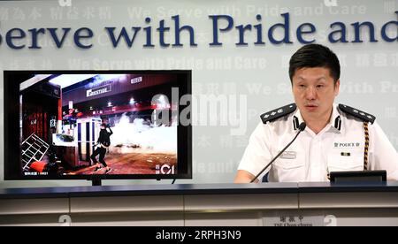 191028 -- HONG KONG, 28 ottobre 2019 -- TSE Chun-chung, sovrintendente capo della Police Public Relations Branch, mostra un'immagine di prove di atti violenti da parte di rivoltosi durante una conferenza stampa nel sud della Cina a Hong Kong, 28 ottobre 2019. La polizia di Hong Kong ha arrestato 206 persone coinvolte in incidenti violenti nell'ultima settimana, ha detto la polizia qui lunedì. CINA-HONG KONG-POLIZIA-CONFERENZA STAMPA CN LUXHANXIN PUBLICATIONXNOTXINXCHN Foto Stock