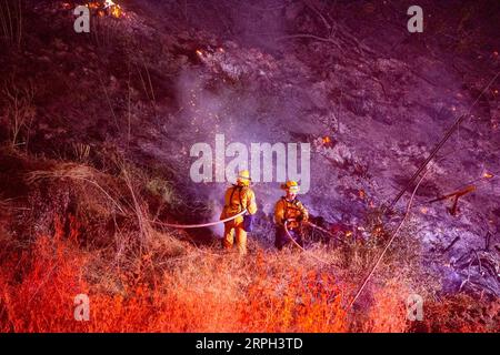 191029 -- LOS ANGELES, 29 ottobre 2019 -- i vigili del fuoco lavorano vicino al Getty Center a Los Angeles, negli Stati Uniti, 28 ottobre 2019. Migliaia di residenti sono stati costretti a evacuare le loro case dopo che un rapido incendio scoppiò lunedì mattina presto vicino al famoso Getty Center di Los Angeles, nello stato occidentale della California. Foto di /Xinhua U.S.-LOS ANGELES-FIRE QianxWeizhong PUBLICATIONxNOTxINxCHN Foto Stock