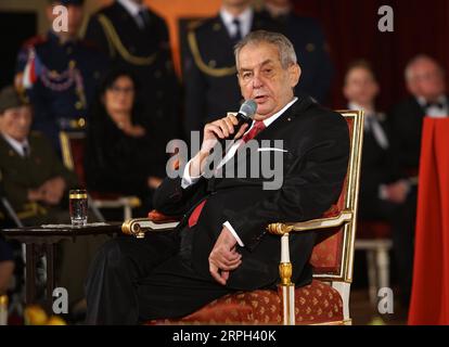 191029 -- PRAGA, 29 ottobre 2019 -- il presidente della Repubblica Ceca Milos Zeman tiene un discorso su tutte le personalità importanti che sono state premiate durante la cerimonia al Castello di Praga, Praga, Repubblica Ceca, 28 ottobre 2019. Il presidente della Repubblica ceca Milos Zeman ha conferito la decorazione di Stato a 42 personalità che hanno dato un grande contributo al paese lunedì. Foto di Dana Kesnerova/Xinhua REPUBBLICA CECA-PRAGA-CERIMONIA DI CONFERIMENTO DELLA MEDAGLIA YangxXiaohong PUBLICATIONxNOTxINxCHN Foto Stock
