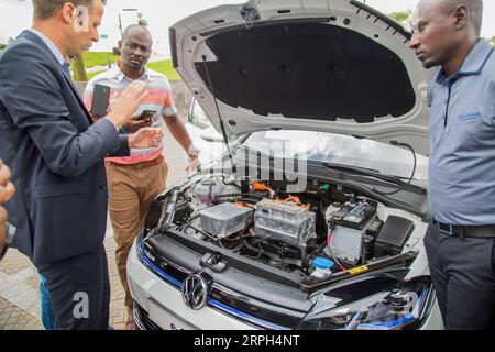 191029 -- KIGALI, 29 ottobre 2019 -- un ingegnere di Volkswagen VW spiega il sistema di auto elettrica VW e-Golf a Kigali, Ruanda, il 29 ottobre 2019. Martedì, la casa automobilistica tedesca Volkswagen ha lanciato un progetto pilota della sua auto elettrica e-Golf in collaborazione con il gigante tecnologico tedesco Siemens a Kigali, che rende il Ruanda il primo paese dell'Africa sub-sahariana in cui VW introduce un'auto elettrica. Foto di /Xinhua RWANDA-KIGALI-VOLKSWAGEN-AUTO ELETTRICA CyrilxNdegeya PUBLICATIONxNOTxINxCHN Foto Stock