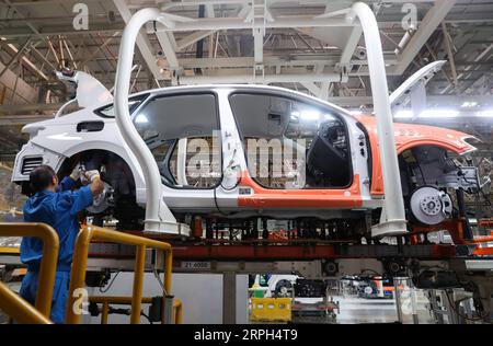 191030 -- SHANGHAI, 30 ottobre 2019 -- i membri del personale lavorano in una linea di produzione di SAIC Volkswagen nella Shanghai orientale della Cina, 29 ottobre 2019. CINA-SHANGHAI-LINEA DI PRODUZIONE DI AUTOMOBILI CN DINGXTING PUBLICATIONXNOTXINXCHN Foto Stock