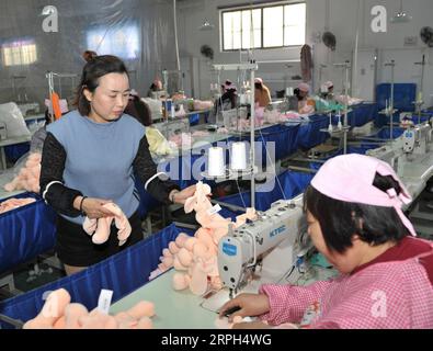 191030 -- LUONING, 30 ottobre 2019 -- i lavoratori cucono giocattoli in una fabbrica di peluche nella contea di Luoning, nella provincia di Henan, nella Cina centrale, 29 ottobre 2019. Negli ultimi anni, il governo della contea di Luoning ha rafforzato gli sforzi per alleviare la povertà aumentando gli investimenti e sviluppando diverse industrie di piantagione e allevamento animale. Le aziende partecipano anche a lavori di soccorso alla povertà offrendo opportunità di lavoro alle persone impoverite nei workshop. CHINA-HENAN-LUONING-RIDUZIONE DELLA POVERTÀ CN QIXWENJUAN PUBLICATIONXNOTXINXCHN Foto Stock