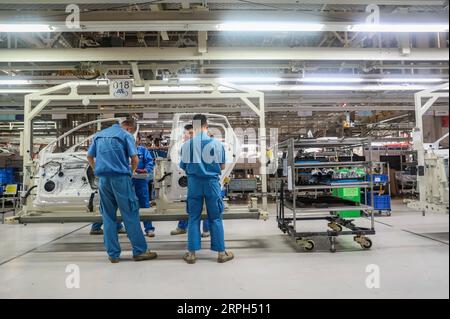 191030 -- SHANGHAI, 30 ottobre 2019 -- i membri del personale lavorano in una linea di produzione di SAIC Volkswagen nella Shanghai orientale della Cina, 29 ottobre 2019. CINA-SHANGHAI-LINEA DI PRODUZIONE DI AUTOMOBILI CN DINGXTING PUBLICATIONXNOTXINXCHN Foto Stock