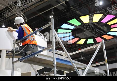 191030 -- SHANGHAI, 30 ottobre 2019 -- Un membro dello staff lavora al National Exhibition and Convention Center Shanghai, la sede del secondo China International Import Expo CIIE, a Shanghai, Cina orientale, 30 ottobre 2019. CHINA-SHANGHAI-CIIE-ARRANGEMENT CN FangxZhe PUBLICATIONxNOTxINxCHN Foto Stock