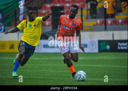 LAGOS, NIGERIA - 8 LUGLIO: CYRIL OLISEMA di Akwa e INNOCENT GODWIN di Yobe durante il Naija Super 8 match tra Akwa United e Yobe a Mobolaji B. Foto Stock