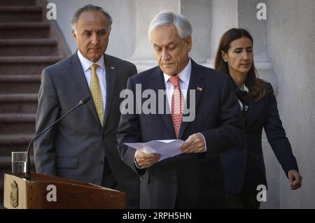 191030 -- SANTIAGO, 30 ottobre 2019 Xinhua -- il presidente cileno Sebastian Pinera C arriva per fare un annuncio al Palazzo Presidenziale la Moneda a Santiago, Cile, il 30 ottobre 2019. Pinera ha annunciato mercoledì che il Cile sospenderà l'organizzazione del vertice APEC e del vertice COP25 sul clima, a causa della crisi sociale in corso nel paese sudamericano. Sebastian Beltran Gaete/Agencia uno via Xinhua CILE-SANTIAGO-APEC-COP25-SUMMIT-HOSTING-SUSPENDING PUBLICATIONxNOTxINxCHN Foto Stock