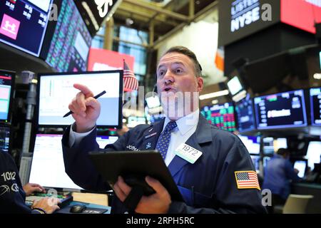 191030 -- NEW YORK, 30 ottobre 2019 -- Un trader lavora alla Borsa di New York, negli Stati Uniti, il 30 ottobre 2019. Mercoledì le azioni statunitensi sono terminate più in alto. Il Dow è salito del 0,43% a 27.186.69, l'S&P 500 è aumentato del 0,33% a 3.046,77, e il Nasdaq è salito del 0,33% a 8.303,98. U.S.-NEW YORK-STOCKS WangxYing PUBLICATIONxNOTxINxCHN Foto Stock