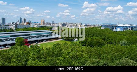 Parc de la Villette a Parigi con la Cité des Sciences e il quartiere degli affari la Défense in lontananza Foto Stock