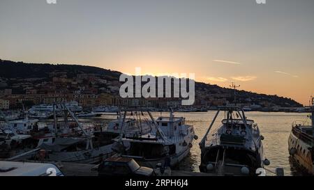 Tramonto sul porto in Toscana Foto Stock