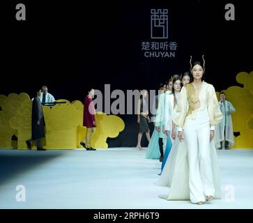 191031 -- PECHINO, 31 ottobre 2019 -- Models presentano le creazioni del designer Chu Yan durante la China Fashion Week S/S 2020 a Pechino, capitale della Cina, 31 ottobre 2019. CHINA-BEIJING-CHINA FASHION WEEKCN ChenxJianli PUBLICATIONxNOTxINxCHN Foto Stock