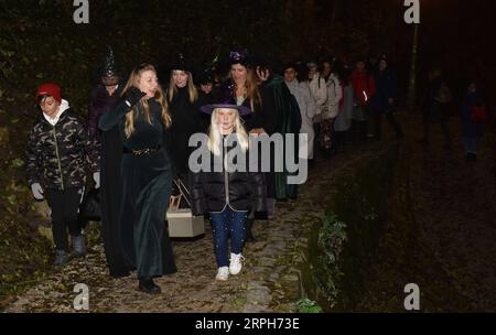 191031 -- ZAGABRIA, 31 ottobre 2019 -- le persone vestite in costumi prendono parte a un tour notturno chiamato Uppertown Witches a Zagabria, Croazia, 31 ottobre 2019. Il tour guidato prevede intrattenimento interattivo e introduzione alla storia del Medioevo. /Pixsell via Xinhua CROAZIA-ZAGABRIA-WITCH TOUR DavorinxVisnjic PUBLICATIONxNOTxINxCHN Foto Stock