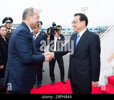 191101 -- TASHKENT, 1 novembre 2019 -- il Premier cinese li Keqiang R è accolto dal primo ministro uzbeko Abdulla Aripov al suo arrivo all'aeroporto di Tashkent, Uzbekistan, il 1 novembre 2019. Li è arrivato qui per la diciottesima riunione del Consiglio dei capi di governo degli Stati membri dell'Organizzazione di cooperazione di Shanghai SCO e per una visita ufficiale in Uzbekistan. UZBEKISTAN-TASHKENT-CHINA-LI KEQIANG-ARRIVAL HUANGXJINGWEN PUBLICATIONXNOTXINXCHN Foto Stock