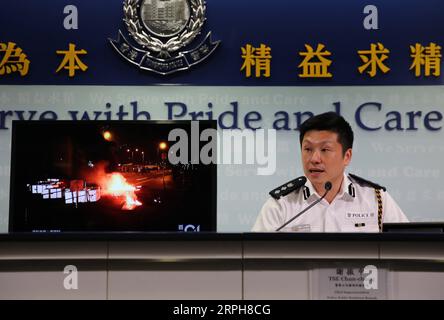 191101 -- HONG KONG, 1 novembre 2019 -- TSE Chun-chung, sovrintendente capo della Police Public Relations Branch, mostra un'immagine di prove di atti violenti compiuti dai rivoltosi durante una conferenza stampa a Hong Kong, 1 novembre 2019. Venerdì la polizia di Hong Kong ha messo in guardia contro l'escalation della violenza usata dai rivoltosi, comprese armi pericolose e proibite come le pistole stordenti e le bombe meccaniche fatte in casa. CINA-HONG KONG-POLIZIA-CONFERENZA STAMPA CN LIXZHEN PUBLICATIONXNOTXINXCHN Foto Stock