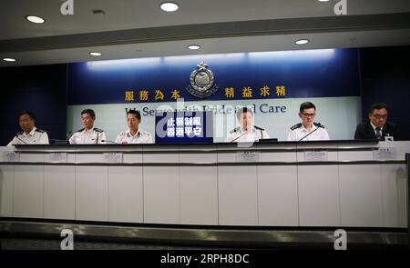 191101 -- HONG KONG, 1 novembre 2019 -- la polizia di Hong Kong informa i media durante una conferenza stampa nel sud della Cina a Hong Kong, 1 novembre 2019. Venerdì la polizia di Hong Kong ha messo in guardia contro l'escalation della violenza usata dai rivoltosi, comprese armi pericolose e proibite come le pistole stordenti e le bombe meccaniche fatte in casa. CINA-HONG KONG-POLIZIA-CONFERENZA STAMPA CN LIXZHEN PUBLICATIONXNOTXINXCHN Foto Stock