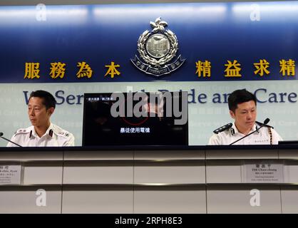 191101 -- HONG KONG, 1 novembre 2019 -- la polizia di Hong Kong ha mostrato un'immagine di atti violenti commessi dai rivoltosi durante una conferenza stampa a Hong Kong, 1 novembre 2019. Venerdì la polizia di Hong Kong ha messo in guardia contro l'escalation della violenza usata dai rivoltosi, comprese armi pericolose e proibite come le pistole stordenti e le bombe meccaniche fatte in casa. CINA-HONG KONG-POLIZIA-CONFERENZA STAMPA CN LIXZHEN PUBLICATIONXNOTXINXCHN Foto Stock