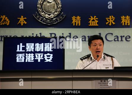 191101 -- HONG KONG, 1 novembre 2019 -- TSE Chun-chung, sovrintendente capo della Police Public Relations Branch, parla durante una conferenza stampa nel sud della Cina a Hong Kong, 1 novembre 2019. Venerdì la polizia di Hong Kong ha messo in guardia contro l'escalation della violenza usata dai rivoltosi, comprese armi pericolose e proibite come le pistole stordenti e le bombe meccaniche fatte in casa. CINA-HONG KONG-POLIZIA-CONFERENZA STAMPA CN LIXZHEN PUBLICATIONXNOTXINXCHN Foto Stock