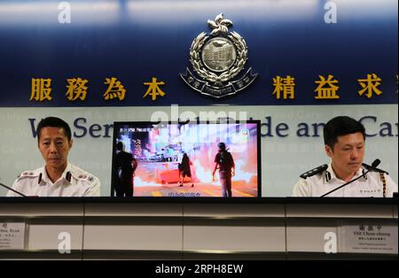 191101 -- HONG KONG, 1 novembre 2019 -- la polizia di Hong Kong ha mostrato un'immagine di atti violenti commessi dai rivoltosi durante una conferenza stampa a Hong Kong, 1 novembre 2019. Venerdì la polizia di Hong Kong ha messo in guardia contro l'escalation della violenza usata dai rivoltosi, comprese armi pericolose e proibite come le pistole stordenti e le bombe meccaniche fatte in casa. CINA-HONG KONG-POLIZIA-CONFERENZA STAMPA CN LIXZHEN PUBLICATIONXNOTXINXCHN Foto Stock