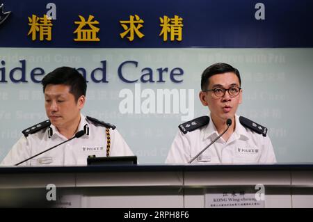 191101 -- HONG KONG, 1 novembre 2019 -- Kong Wing-cheung R, sovrintendente senior della Police Public Relations Branch, parla a una conferenza stampa nel sud della Cina a Hong Kong, 1 novembre 2019. Venerdì la polizia di Hong Kong ha messo in guardia contro l'escalation della violenza usata dai rivoltosi, comprese armi pericolose e proibite come le pistole stordenti e le bombe meccaniche fatte in casa. CINA-HONG KONG-POLIZIA-CONFERENZA STAMPA CN LIXZHEN PUBLICATIONXNOTXINXCHN Foto Stock