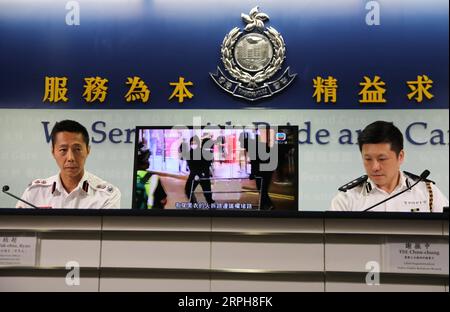 191101 -- HONG KONG, 1 novembre 2019 -- la polizia di Hong Kong ha mostrato un'immagine di atti violenti commessi dai rivoltosi durante una conferenza stampa a Hong Kong, 1 novembre 2019. Venerdì la polizia di Hong Kong ha messo in guardia contro l'escalation della violenza usata dai rivoltosi, comprese armi pericolose e proibite come le pistole stordenti e le bombe meccaniche fatte in casa. CINA-HONG KONG-POLIZIA-CONFERENZA STAMPA CN LIXZHEN PUBLICATIONXNOTXINXCHN Foto Stock