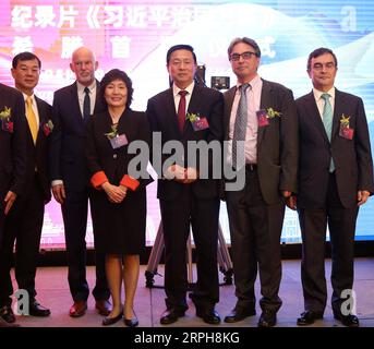 191102 -- ATENE, 2 novembre 2019 -- Guo Weimin 3rd R, vice capo dell'Ufficio informazioni del Consiglio di Stato della Cina, ambasciatore cinese in Grecia Zhang Qiyue 4th R e ex primo ministro greco George Papandreou 2nd L assistono alla presentazione di un documentario sulla governance della Cina, intitolato China: Time of Xi, ad Atene, Grecia, 1 novembre 2019. Il documentario di tre episodi, presentato congiuntamente da China Intercontinental Communication Center CICC e Discovery Channel dagli Stati Uniti, espone attraverso storie vivide le pratiche e i risultati nella governance della Cina sotto il presidente cinese Foto Stock