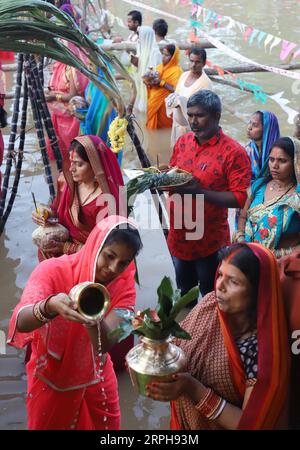 191102 -- BANGALORE, 2 novembre 2019 -- uomini e donne indù devoti eseguono i rituali di Chhath festival Sun God festival in un lago a Bangalore, India, 2 novembre 2019. Il festival Chhath è un'antica festa indù durante la quale viene reso omaggio agli dei del sole e dell'acqua otto giorni dopo Diwali, per la longevità e la prosperità dei membri della famiglia. Str/Xinhua INDIA-BANGALORE-SUN GOD FESTIVAL XinxHuashe PUBLICATIONxNOTxINxCHN Foto Stock