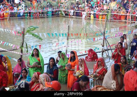 191102 -- BANGALORE, 2 novembre 2019 -- uomini e donne indù devoti eseguono i rituali di Chhath festival Sun God festival in un lago a Bangalore, India, 2 novembre 2019. Il festival Chhath è un'antica festa indù durante la quale viene reso omaggio agli dei del sole e dell'acqua otto giorni dopo Diwali, per la longevità e la prosperità dei membri della famiglia. Str/Xinhua INDIA-BANGALORE-SUN GOD FESTIVAL XinxHuashe PUBLICATIONxNOTxINxCHN Foto Stock