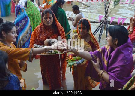 191102 -- BANGALORE, 2 novembre 2019 -- uomini e donne indù devoti eseguono i rituali di Chhath festival Sun God festival in un lago a Bangalore, India, 2 novembre 2019. Il festival Chhath è un'antica festa indù durante la quale viene reso omaggio agli dei del sole e dell'acqua otto giorni dopo Diwali, per la longevità e la prosperità dei membri della famiglia. Str/Xinhua INDIA-BANGALORE-SUN GOD FESTIVAL XinxHuashe PUBLICATIONxNOTxINxCHN Foto Stock