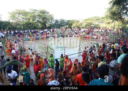 191102 -- BANGALORE, 2 novembre 2019 -- uomini e donne indù devoti eseguono i rituali di Chhath festival Sun God festival in un lago a Bangalore, India, 2 novembre 2019. Il festival Chhath è un'antica festa indù durante la quale viene reso omaggio agli dei del sole e dell'acqua otto giorni dopo Diwali, per la longevità e la prosperità dei membri della famiglia. Str/Xinhua INDIA-BANGALORE-SUN GOD FESTIVAL XinxHuashe PUBLICATIONxNOTxINxCHN Foto Stock