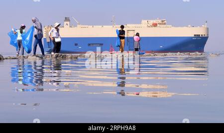 News Bilder des Tages 191103 -- KUWAIT CITY, 3 novembre 2019 -- la gente partecipa a una campagna di pulizia della spiaggia a Kuwait City, Kuwait, il 2 novembre 2019. Sabato il Kuwait ha lanciato una campagna di pulizia delle spiagge per migliorare la consapevolezza ambientale delle persone. Foto di Asad/Xinhua KUWAIT-KUWAIT CITY-BEACH CLEANUP CAMPAGNA NiexYunpeng PUBLICATIONxNOTxINxCHN Foto Stock