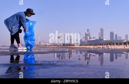 191103 -- KUWAIT CITY, 3 novembre 2019 -- Una donna partecipa a una campagna di pulizia della spiaggia a Kuwait City, Kuwait, il 2 novembre 2019. Sabato il Kuwait ha lanciato una campagna di pulizia delle spiagge per migliorare la consapevolezza ambientale delle persone. Foto di Asad/Xinhua KUWAIT-KUWAIT CITY-BEACH CLEANUP CAMPAGNA NiexYunpeng PUBLICATIONxNOTxINxCHN Foto Stock