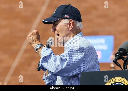 Philadelphia, Stati Uniti. 4 settembre 2023. Il presidente degli Stati Uniti Joe Biden fa osservazioni al Sheet Metal Workers Local 19 lunedì 20 settembre 2023 a Philadelphia, Pennsylvania. Credito: Saquan Stimpson/CNP /MediaPunch credito: MediaPunch Inc/Alamy Live News Foto Stock