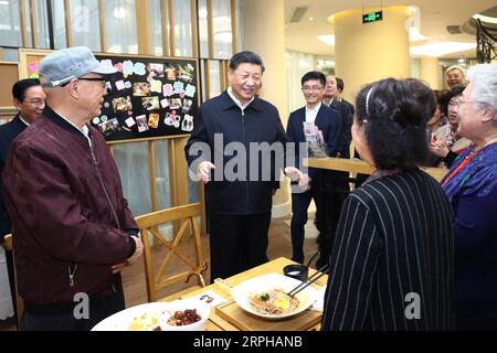 191103 -- SHANGHAI, 3 novembre 2019 -- il presidente cinese Xi Jinping, anche segretario generale del Comitato centrale del Partito Comunista Cinese e presidente della Commissione militare centrale, visita il centro civico di Gubei nel distretto di Changning di Shanghai, Cina orientale, 2 novembre 2019. XI ha fatto un giro di ispezione nel centro economico cinese Shanghai sabato. CHINA-SHANGHAI-XI JINPING-INSPECTION CN JUXPENG PUBLICATIONXNOTXINXCHN Foto Stock