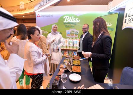 191103 -- KUWAIT CITY, 3 novembre 2019 Xinhua -- i partecipanti assaggiano prodotti alimentari in un forum a tema Supporting Local Product in Kuwait City, Kuwait, 3 novembre 2019. Il Kuwait ha tenuto domenica un forum per supportare i prodotti nazionali e le industrie rilevanti. Foto di Asad/Xinhua KUWAIT-KUWAIT CITY-FORUM-DOMESTIC PRODUCTS PUBLICATIONxNOTxINxCHN Foto Stock