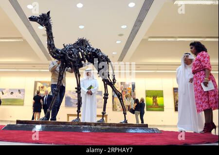 191103 -- KUWAIT CITY, 3 novembre 2019 Xinhua -- le persone visitano la mostra d'arte armena a Kuwait City, Kuwait, il 3 novembre 2019. La mostra d'arte armena è iniziata qui domenica. La mostra, organizzata dal Consiglio Nazionale della Cultura, delle Arti e delle lettere del Kuwait NCCAL, presenta più di 50 opere d'arte create da rinomati artisti armeni. Foto di Ghazy Qaffaf/Xinhua KUWAIT-KUWAIT CITY-ARMENIAN FINE ART EXHIBITION PUBLICATIONxNOTxINxCHN Foto Stock