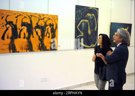 191103 -- KUWAIT CITY, 3 novembre 2019 Xinhua -- le persone visitano la mostra d'arte armena a Kuwait City, Kuwait, il 3 novembre 2019. La mostra d'arte armena è iniziata qui domenica. La mostra, organizzata dal Consiglio Nazionale della Cultura, delle Arti e delle lettere del Kuwait NCCAL, presenta più di 50 opere d'arte create da rinomati artisti armeni. Foto di Ghazy Qaffaf/Xinhua KUWAIT-KUWAIT CITY-ARMENIAN FINE ART EXHIBITION PUBLICATIONxNOTxINxCHN Foto Stock