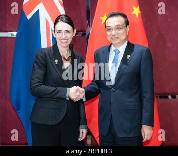 191104 -- BANGKOK, 4 novembre 2019 -- il Premier cinese li Keqiang incontra il primo ministro neozelandese Jacinda Ardern a Bangkok, Thailandia, 4 novembre 2019. THAILANDIA-BANGKOK-CINA-NUOVA ZELANDA-LI KEQIANG-JACINDA ARDERN-MEETING ZHAIXJIANLAN PUBLICATIONXNOTXINXCHN Foto Stock