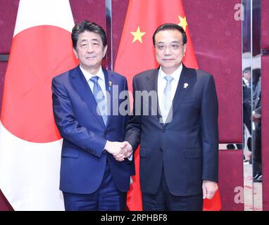 191104 -- BANGKOK, 4 novembre 2019 -- il Premier cinese li Keqiang incontra il primo ministro giapponese Shinzo Abe a Bangkok, Thailandia, 4 novembre 2019. THAILANDIA-BANGKOK-CINA-GIAPPONE-LI KEQIANG-SHINZO ABE-MEETING YAOXDAWEI PUBLICATIONXNOTXINXCHN Foto Stock