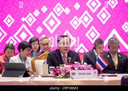 191104 -- BANGKOK, 4 novembre 2019 -- il primo ministro thailandese Prayut Chan-o-cha parla al 22° vertice ASEAN Plus Three a Bangkok, Thailandia, 4 novembre 2019. L'Associazione delle Nazioni del Sud-Est Asiatico, Cina, Giappone e Corea del Sud ASEAN Plus tre paesi o 103 si sono impegnati lunedì a migliorare la connettività regionale per realizzare i loro sforzi collettivi per l'integrazione regionale e promuovere lo sviluppo sostenibile. THAILANDIA-BANGKOK-ASEAN PIÙ TRE SUMMIT ZHUXWEI PUBLICATIONXNOTXINXCHN Foto Stock