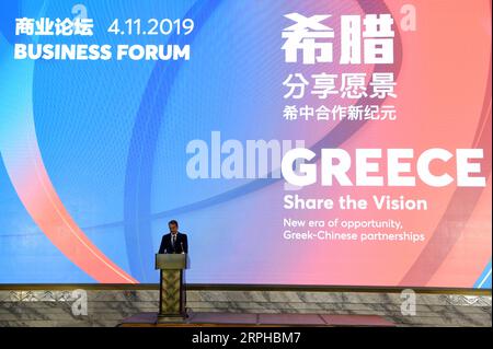 191104 -- SHANGHAI, 4 novembre 2019 -- Un forum di affari intitolato New era of Opportunity, partnership greco-cinese si tiene a Shanghai, Cina orientale, 4 novembre 2019. Lunedì hanno partecipato al forum rappresentanti di 68 aziende greche e oltre 200 rappresentanti di società cinesi, che mira a rafforzare le relazioni economiche e commerciali tra Cina e Grecia. CIIE CHINA-SHANGHAI-CIIE-GREECE-BUSINESS FORUM CN FANXPEISHEN PUBLICATIONXNOTXINXCHN Foto Stock