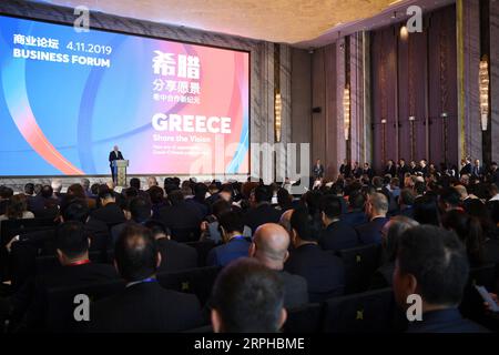191104 -- SHANGHAI, 4 novembre 2019 -- la gente partecipa a un forum d'affari intitolato New era of Opportunity, partnership greco-cinese a Shanghai, Cina orientale, 4 novembre 2019. Lunedì hanno partecipato al forum rappresentanti di 68 aziende greche e oltre 200 rappresentanti di società cinesi, che mira a rafforzare le relazioni economiche e commerciali tra Cina e Grecia. CIIE CHINA-SHANGHAI-CIIE-GREECE-BUSINESS FORUM CN FANXPEISHEN PUBLICATIONXNOTXINXCHN Foto Stock