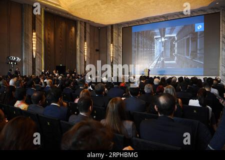 191104 -- SHANGHAI, 4 novembre 2019 -- la gente partecipa a un forum d'affari intitolato New era of Opportunity, partnership greco-cinese a Shanghai, Cina orientale, 4 novembre 2019. Lunedì hanno partecipato al forum rappresentanti di 68 aziende greche e oltre 200 rappresentanti di società cinesi, che mira a rafforzare le relazioni economiche e commerciali tra Cina e Grecia. CIIE CHINA-SHANGHAI-CIIE-GREECE-BUSINESS FORUM CN FANXPEISHEN PUBLICATIONXNOTXINXCHN Foto Stock