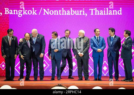 191104 -- BANGKOK, 4 novembre 2019 -- da L a R Thai il primo ministro Prayut Chan-o-cha, il primo ministro vietnamita Nguyen Xuan Phuc, il primo ministro australiano Scott Morrison, il sultano del Brunei Haji Hassanal Bolkiah, il presidente sudcoreano Moon Jae-in, il primo ministro indiano Narendra modi, il presidente indonesiano Joko Widodo, il primo ministro giapponese Shinzo Abe e il primo ministro del Laos Thongloun Sisoulith partecipano a una sessione fotografica durante il 14° vertice dell'Asia orientale a Bangkok, Thailandia, 4 novembre 2019. Il summit è un evento regionale annuale che riunisce 10 membri dell'Associazione delle Nazioni del Sud-Est Asiatico ASEAN, a Foto Stock