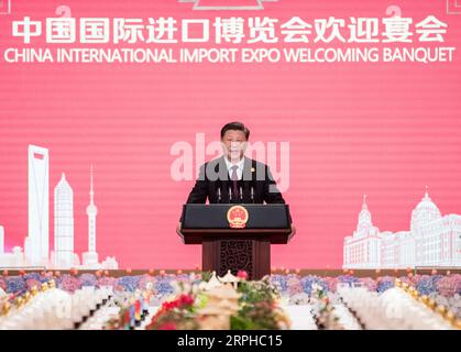 191104 -- SHANGHAI, 4 novembre 2019 -- il presidente cinese Xi Jinping organizza un banchetto per accogliere ospiti illustri a Shanghai, Cina orientale, 4 novembre 2019. Il presidente cinese Xi Jinping e sua moglie Peng Liyuan hanno organizzato un banchetto lunedì sera a Shanghai per accogliere ospiti illustri provenienti da tutto il mondo, che sono qui per partecipare al secondo China International Import Expo CIIE. CIIECHINA-SHANGHAI-XI JINPING-CIIE-BANCHETTO CN WANGXYE PUBLICATIONXNOTXINXCHN Foto Stock