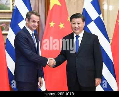 191104 -- SHANGHAI, 4 novembre 2019 -- il presidente cinese Xi Jinping incontra il primo ministro greco Kyriakos Mitsotakis, che è qui per il secondo China International Import Expo CIIE, a Shanghai, Cina orientale, 4 novembre 2019. CIIECHINA-SHANGHAI-XI JINPING-GREEK PM-MEETING CN XIEXHUANCHI PUBLICATIONXNOTXINXCHN Foto Stock