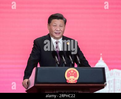 191104 -- SHANGHAI, 4 novembre 2019 -- il presidente cinese Xi Jinping organizza un banchetto per accogliere ospiti illustri a Shanghai, Cina orientale, 4 novembre 2019. Il presidente cinese Xi Jinping e sua moglie Peng Liyuan hanno organizzato un banchetto lunedì sera a Shanghai per accogliere ospiti illustri provenienti da tutto il mondo, che sono qui per partecipare al secondo China International Import Expo CIIE. CIIECHINA-SHANGHAI-XI JINPING-CIIE-BANCHETTO CN WANGXYE PUBLICATIONXNOTXINXCHN Foto Stock