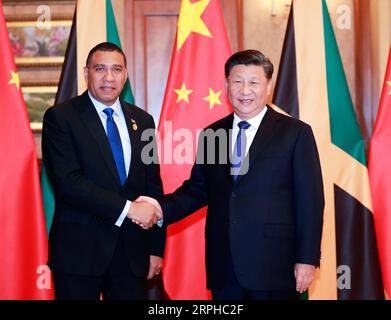 191104 -- SHANGHAI, 4 novembre 2019 -- il presidente cinese Xi Jinping incontra il primo ministro giamaicano Andrew Holness, che è qui per il secondo China International Import Expo CIIE, a Shanghai, Cina orientale, 4 novembre 2019. CIIECHINA-SHANGHAI-XI JINPING-PM-MEETING GIAMAICANO CN DINGXLIN PUBLICATIONXNOTXINXCHN Foto Stock