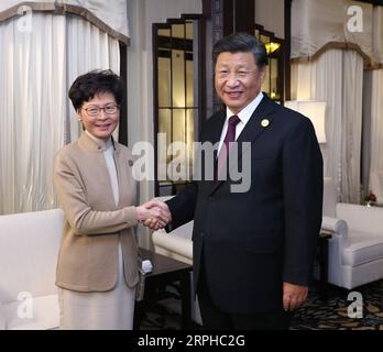 191104 - SHANGHAI, 4 novembre 2019 - il presidente cinese Xi Jinping incontra l'amministratore delegato della regione amministrativa speciale di Hong Kong, Carrie Lam, che è qui per il secondo China International Import Expo CIIE, a Shanghai, Cina orientale, 4 novembre 2019. CIIECHINA-SHANGHAI-XI JINPING-CARRIE LAM-MEETING CN JUXPENG PUBLICATIONXNOTXINXCHN Foto Stock