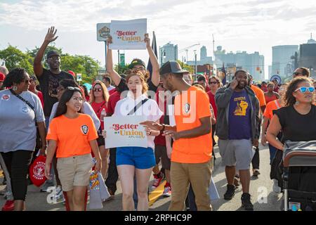Detroit, Michigan, USA. 4 settembre 2023. I membri del sindacato partecipano alla parata del Labor Day di Detroit. Crediti: Jim West/Alamy Live News Foto Stock